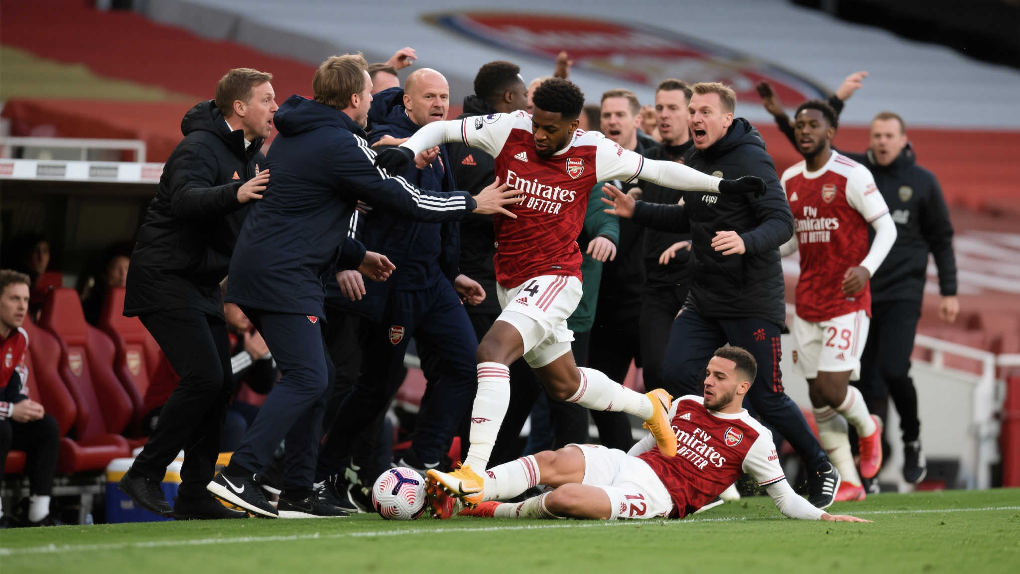 英超火爆对决！13人激烈推搡，阿森纳最后时刻躲过点球，拉亚行为引热议